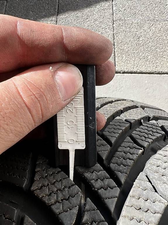 Pneumatici & Ruote complete: 205/45 R17 Winterreifen – Usato da Sursee venduto da gas_8n5t 4