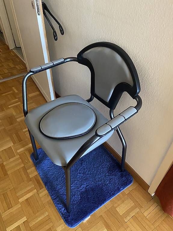Stühle: Chaise percée – Gebraucht aus Collex von Anne-FrancoiseManriq 1