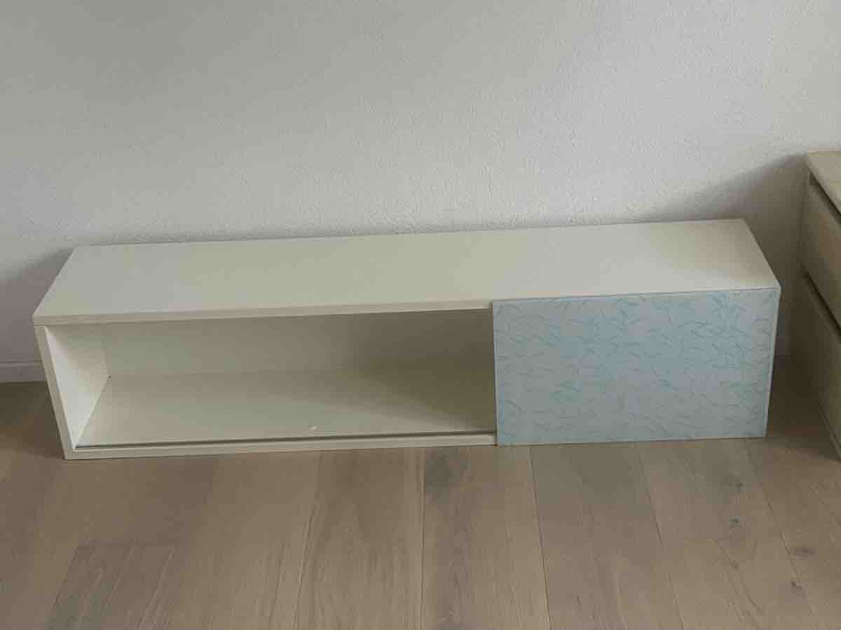 Cassettiere: Schubiger Hängeschrank mit Schiebetüren – Usato da Dietikon venduto da Nieselchen