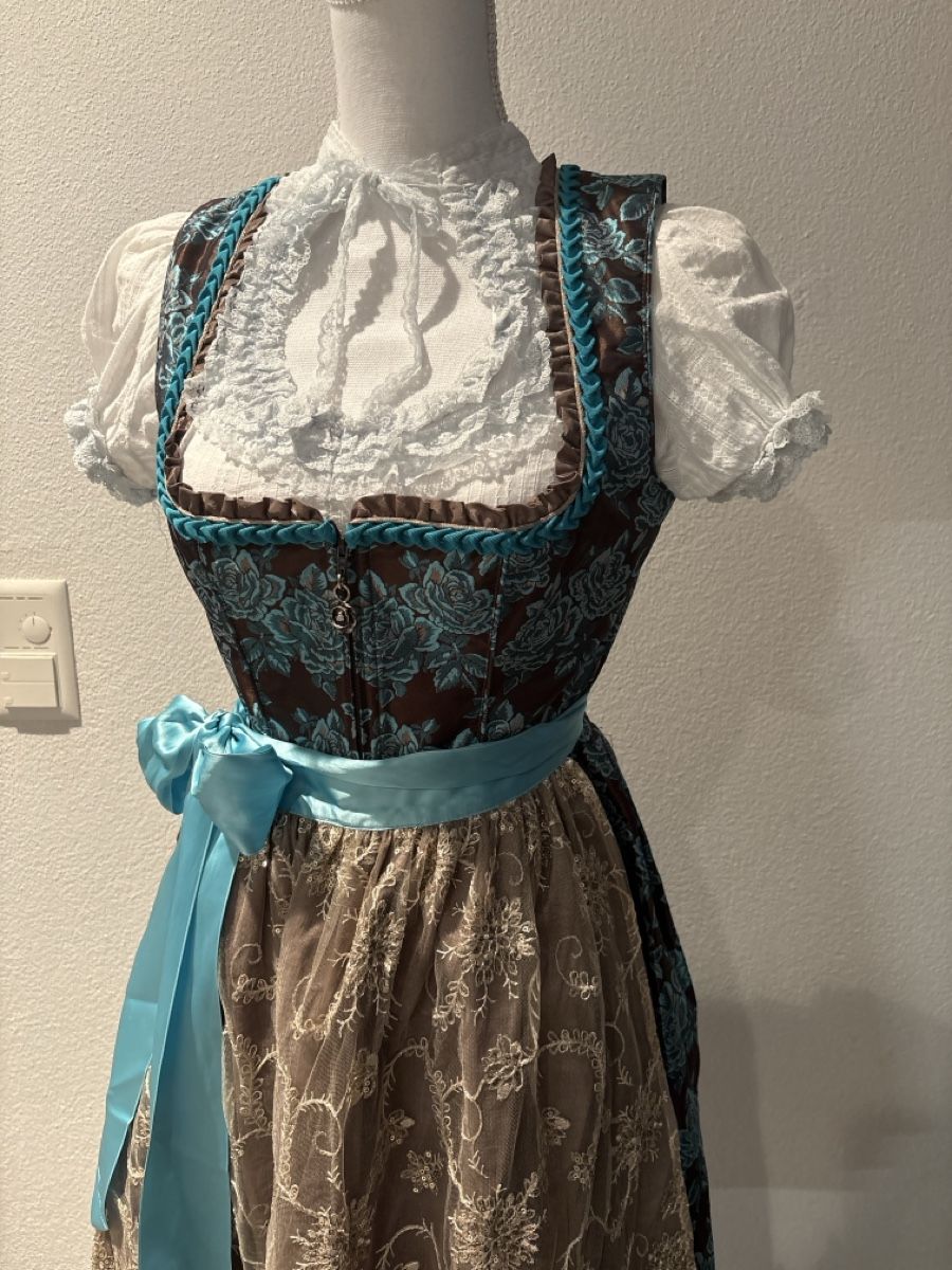 Robes: Spezielles Dirndl mit Bluse – D'occasion à Wiesendangen par Powersandra03 1