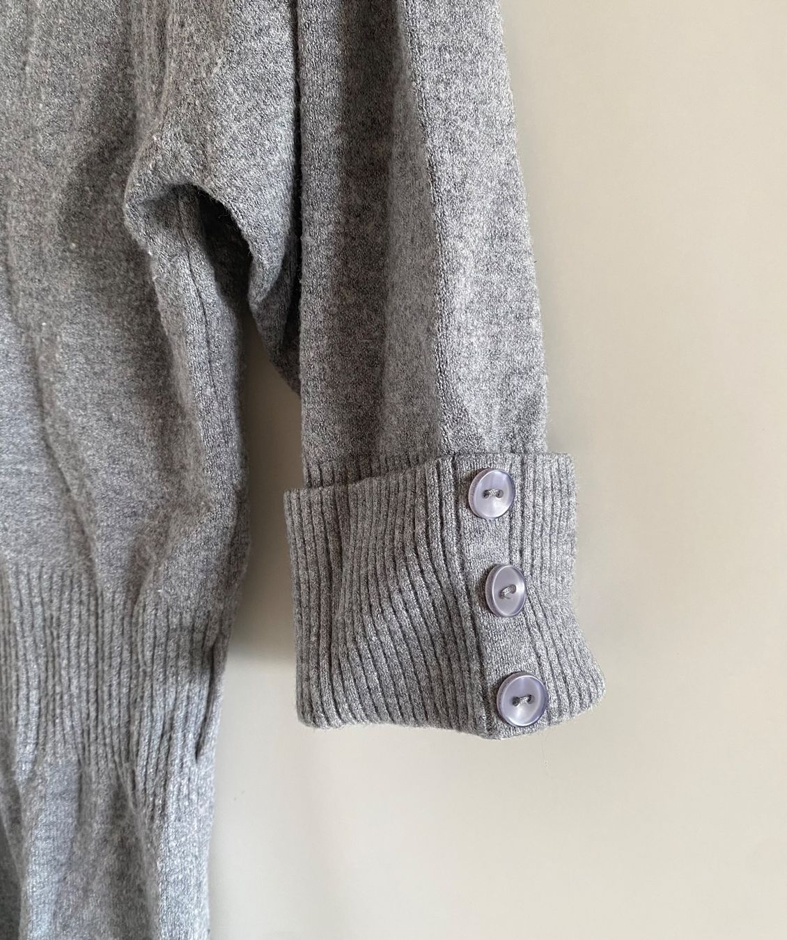 T-shirt: Graues Strickshirt mit V-Ausschnitt – Usato da Oberdiessbach venduto da cor_2nrl 1