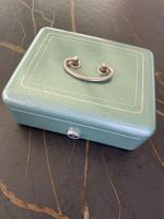 Alte robuste Geldkassette ohne Schlüssel