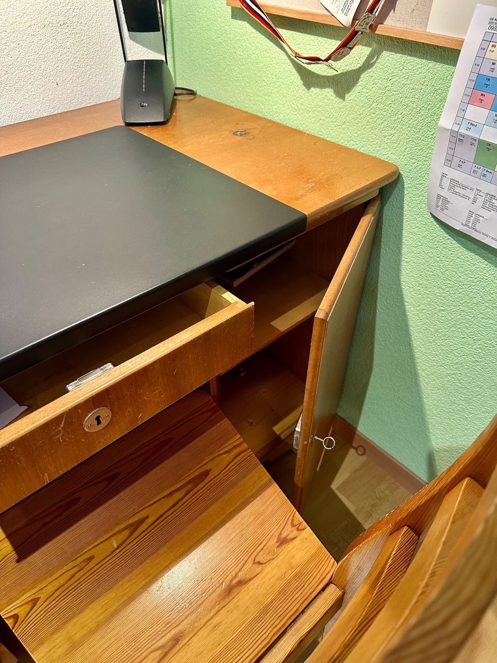 Schreibtische: Ensemble bureau vintage avec chaise et lampe – Gebraucht aus Murten von jbaeris 4