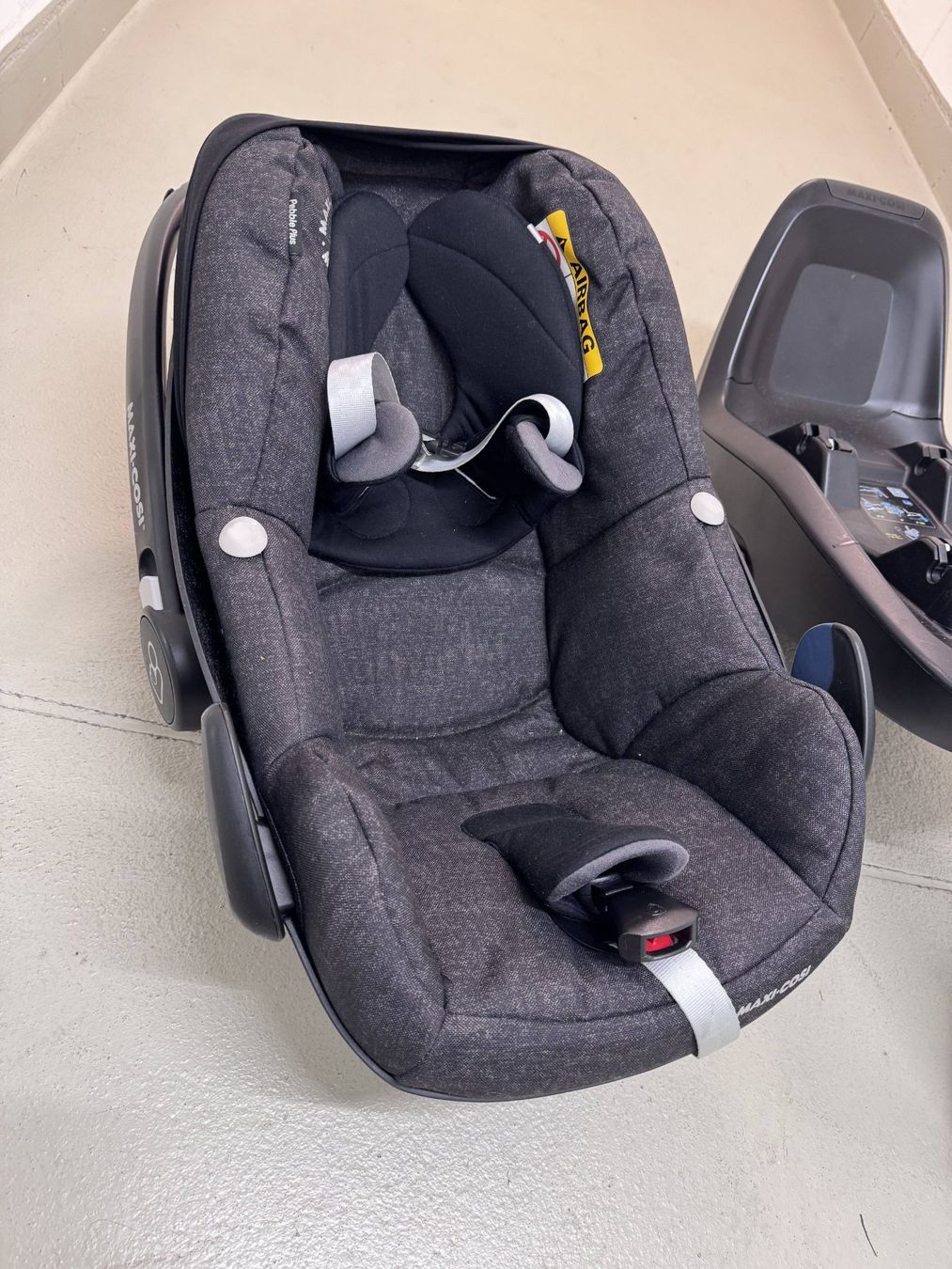 Maxi-Cosi Seggiolini per auto: Maxi-Cosi Pebble Plus + 2wayFix ISOFIX-Basis – Usato da Wetzikon ZH venduto da OrangeArrow 1