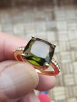 Ring mit grünem Stein