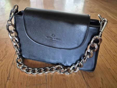 Stylische Handtasche mit auswechselbaren Riemen und Klappen