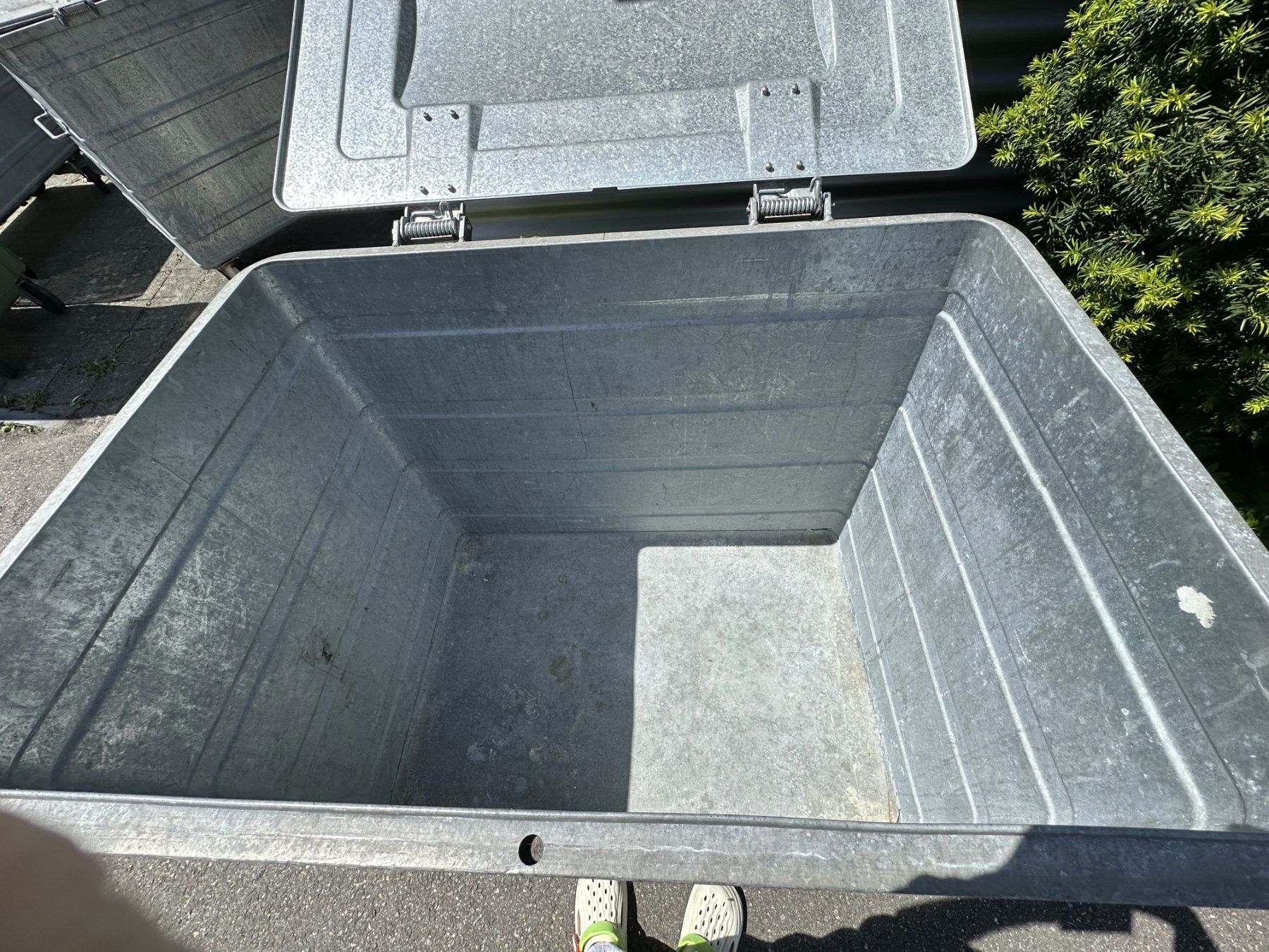 Altro per Ufficio & Commercio: Abfallcontainer mit Deckel und Rollen, Metall – Usato da Heimberg venduto da Altos 1
