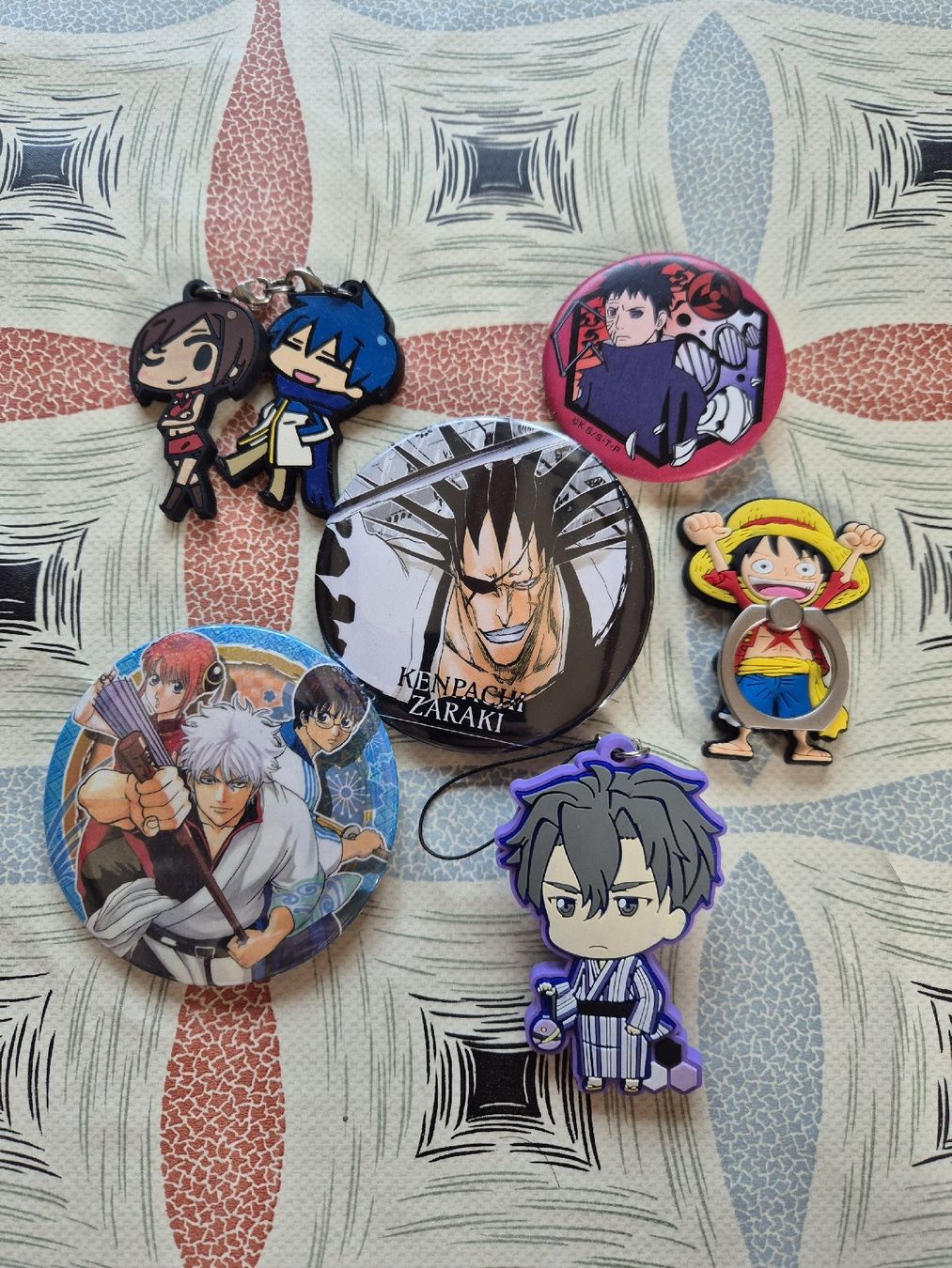 Plaquettes & Badges: Anime Set Schlüsselanhänger Ansteckbuttons  – D'occasion à Winkel par comeyerli