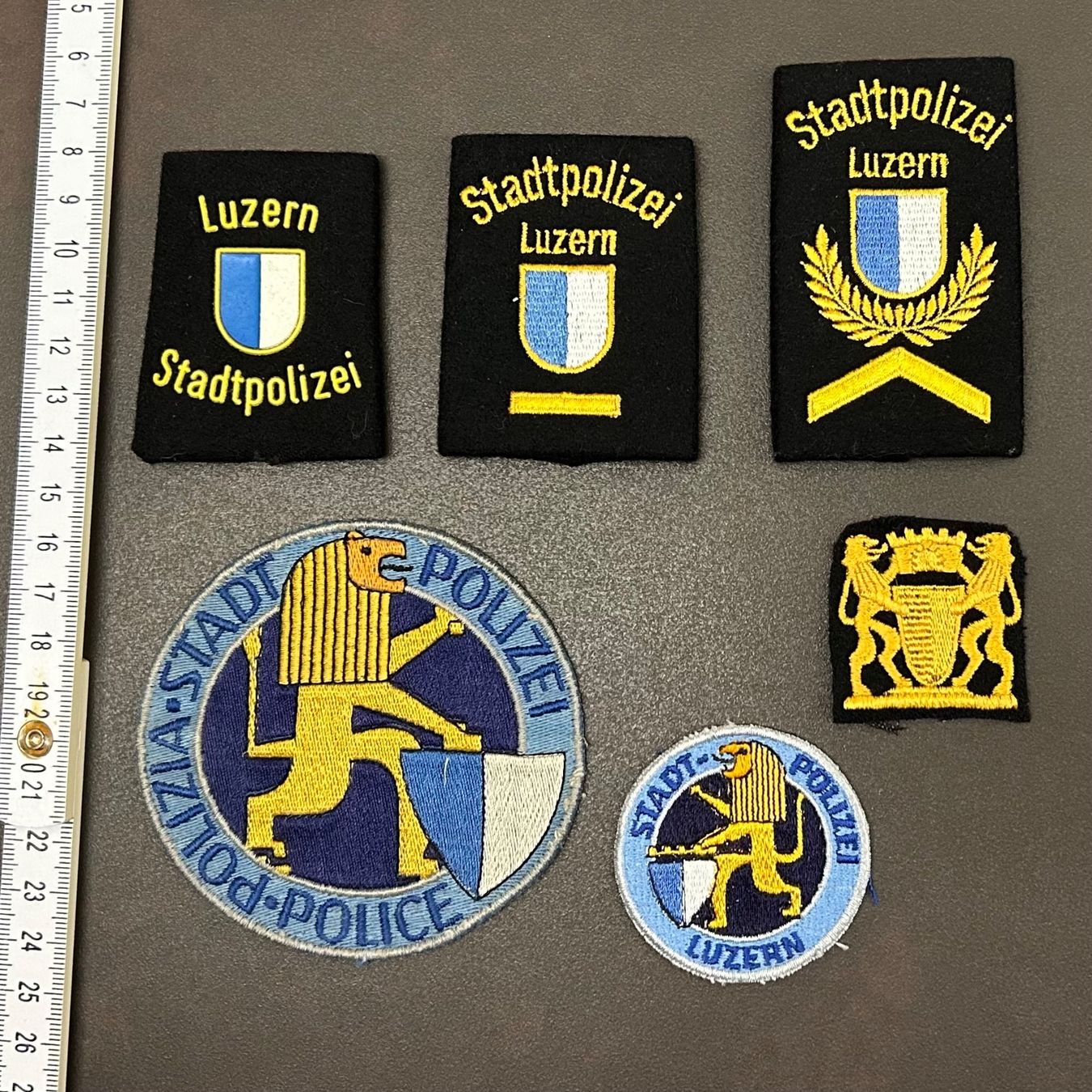 Toppe: Polizei: Original Abzeichen und Patten Stadtpolizei Luzern – Usato da Hünibach venduto da Chatzestrecker