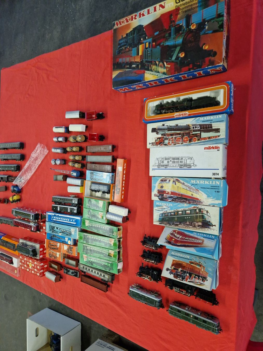 Märklin Modelleisenbahnen: Grosses Märklin Eisenbahn LOT HO 15 Loks, 56 Wagen +Schienen – Gebraucht aus Wädenswil von tome70 9