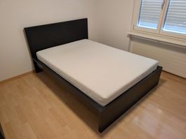 Bettgestell schwarz mit Kopfteil 140x200cm guter Zustand