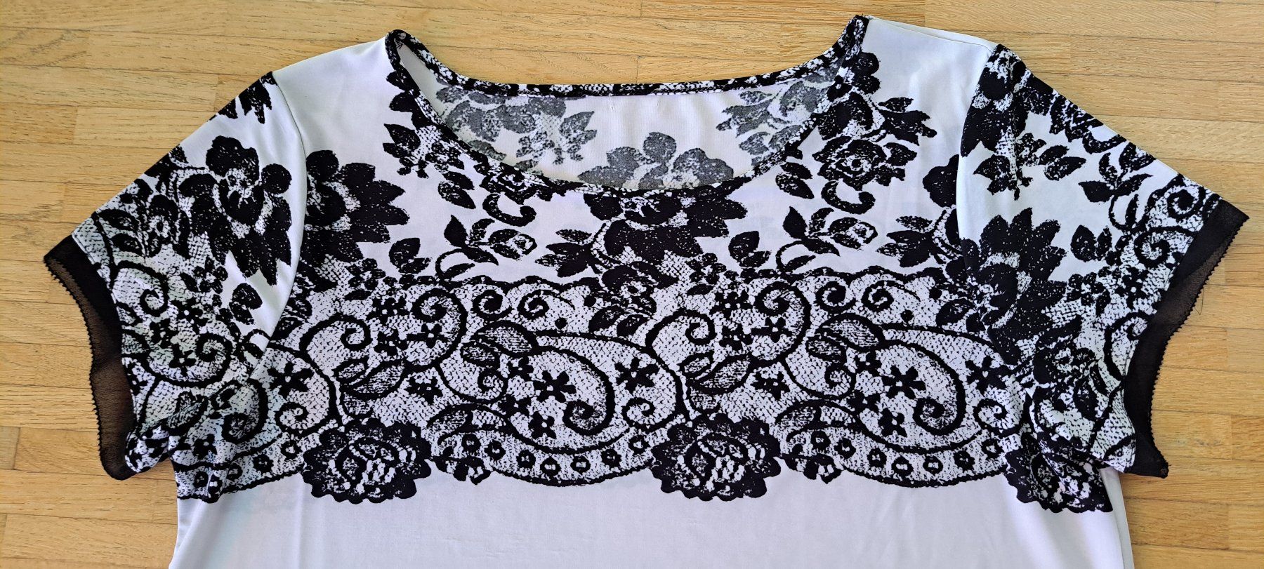Tuniken: Jolie tunique noir et blanc – Neu (gemäss Beschreibung) aus Le Mont-sur-Lausanne von olatiu 1