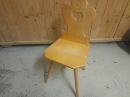 Kleine Stabelle Holzstuhl mit Schnitzerei