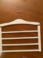 1 weisser Hosenbügel, neu , aus Holz, für 4 Hosen hängend