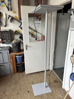 Stylische Stehlampe in Silber für Büro