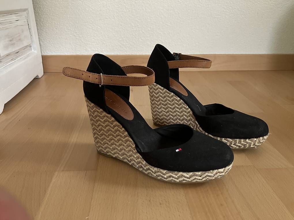 Scarpe da donna: Tommy Hilfiger  Keilsandalette gr 38 – Usato da Zürich venduto da Elise9