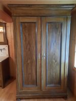 Kleiderschrank aus Tannenholz