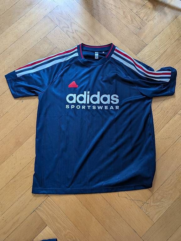 Lotti di vestiti: adidas Trainings/Freizeit Set mit Shirt und Hose – Usato da Zürich venduto da Pabloo17 1