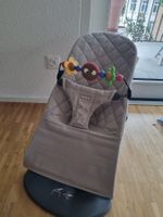 BabyBjörn Wippe beige mit Spielbogen