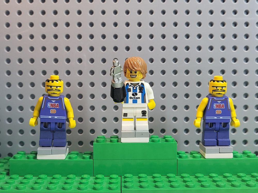 1 Lego-Minifiguren Serie 4 und 2 NBA Spieler lila (Gebraucht) in Wauwil ...