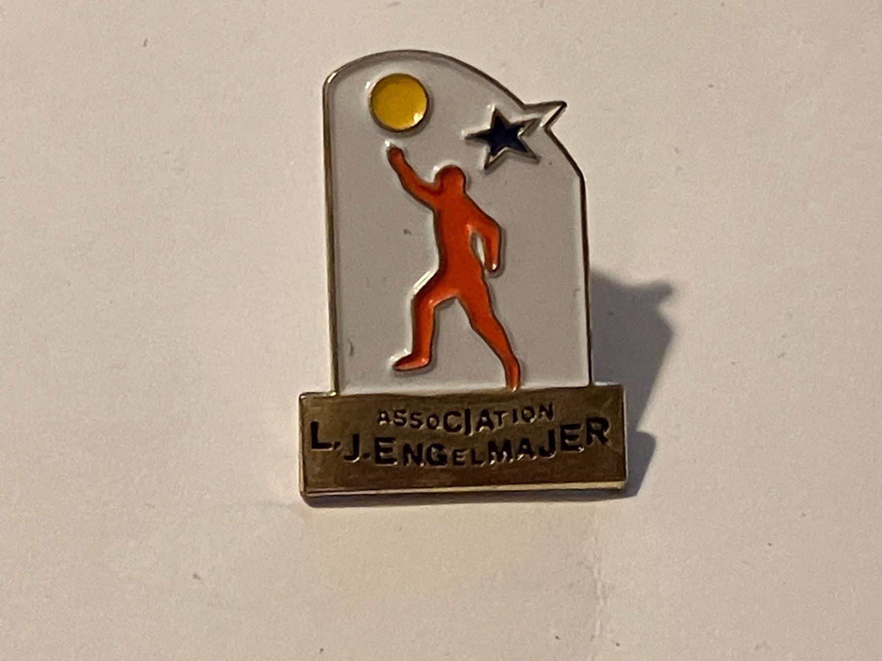 Placchette & Badge: 1 Pin L. J. Engelmajer Association – Usato da Basel venduto da djwwpp