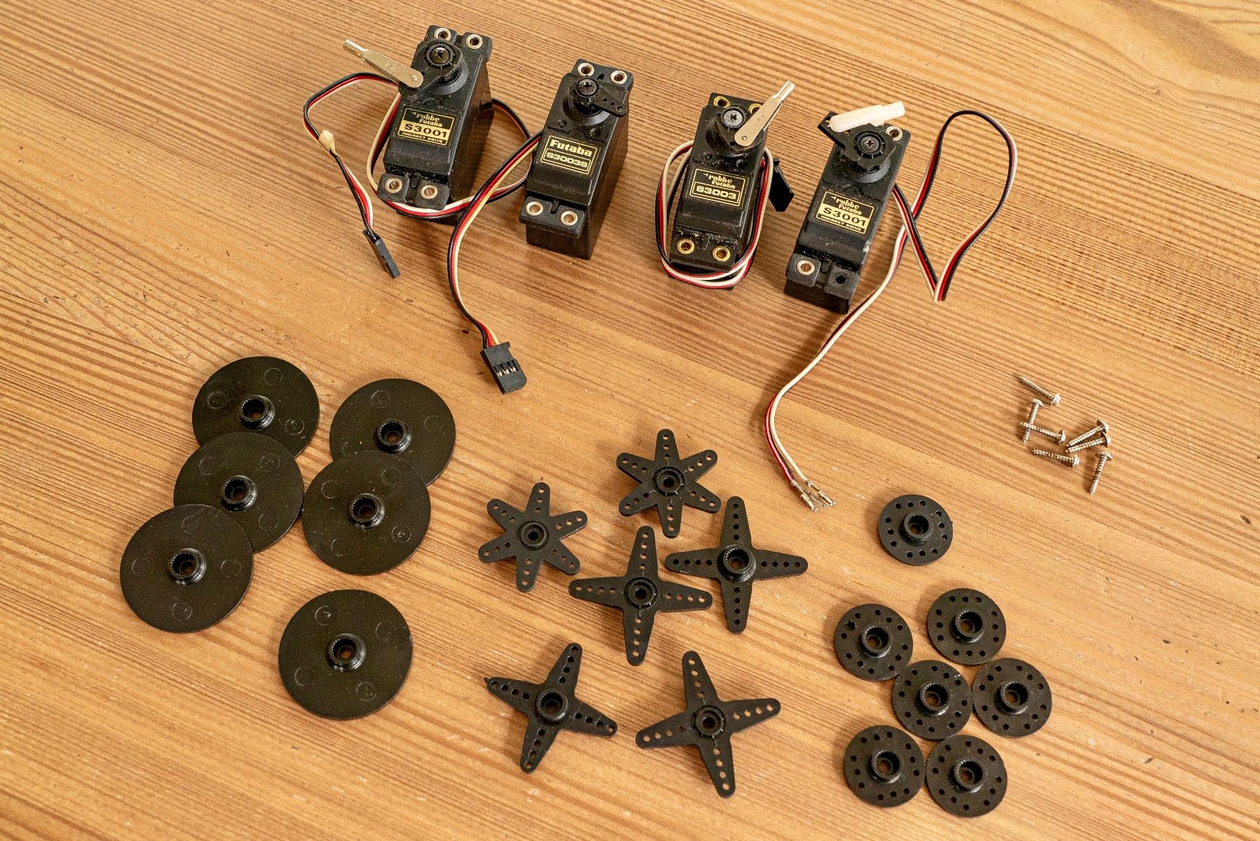Futaba RC Modellbau: 4 Servos Robbe Futaba – Gebraucht aus Feusisberg von  2