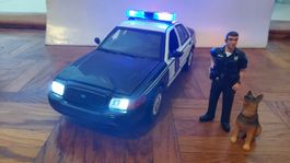 Modellauto Polizei USA 1/18, realist. Licht/Sound Effekte -8