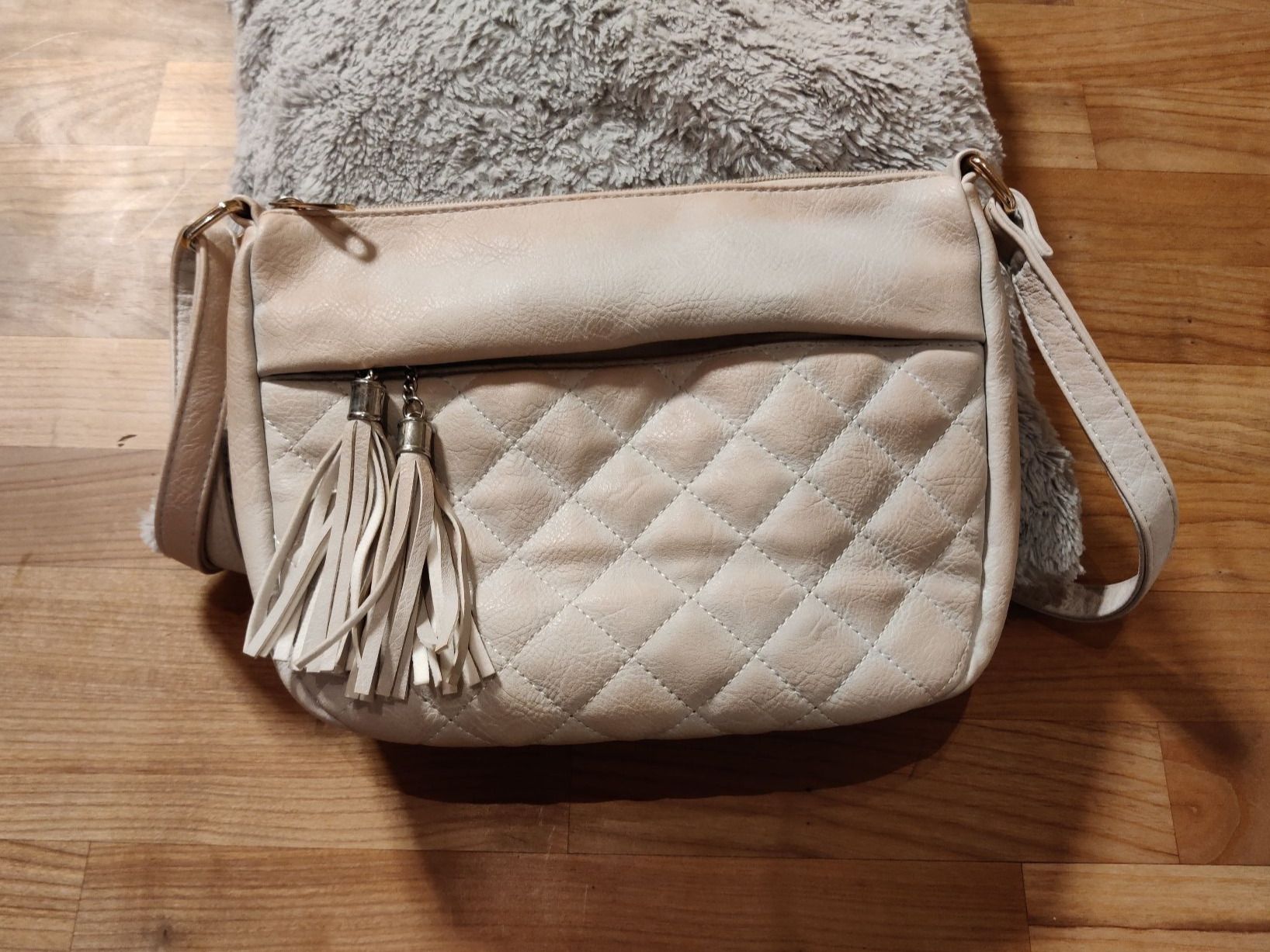 Borse da donna: Schöne Umhänge-tasche – Usato da Birmensdorf ZH venduto da Nebuliane 1