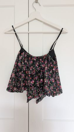Damen Top kurz mit Blumenmuster Grösse 10 (S/M)