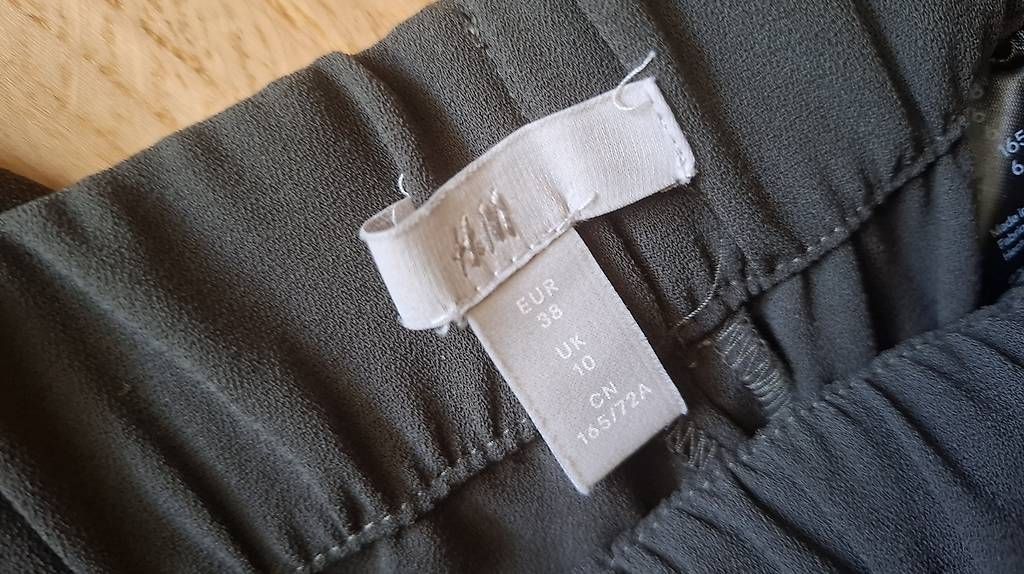 H&M Pantaloni: grüne Stoffhosen lang | S/38 – Nuovo (secondo la descrizione) da Lyss venduto da saariinaa 2