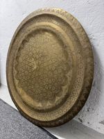 Schwere orientalische Messingplatte, Ziselierungen. ⌀ 100 cm