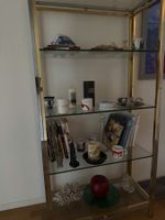 Büchergestell aus Glas und Messingregal