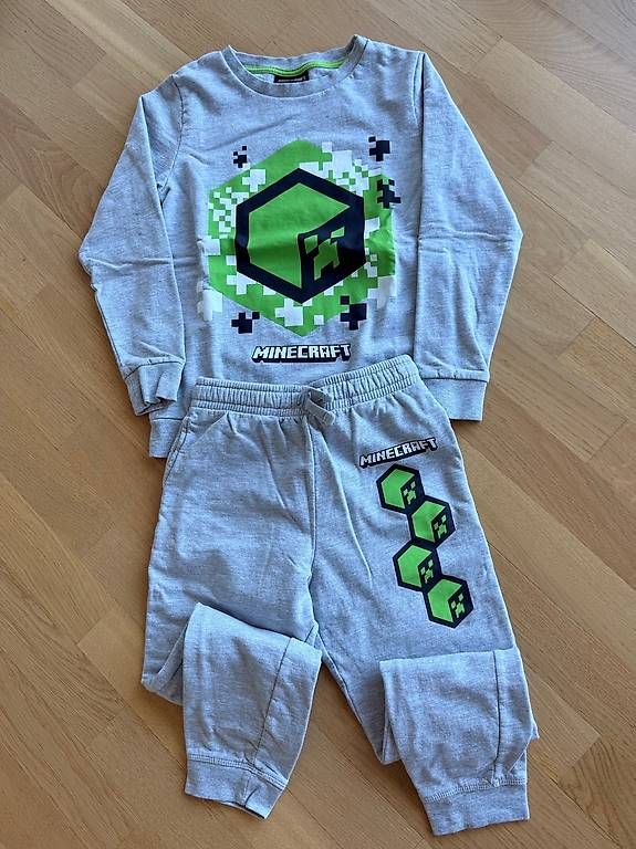 Lotti & Set di vestiti: Trainer und Shirts – Usato da Hinwil venduto da mar_7dnn 2