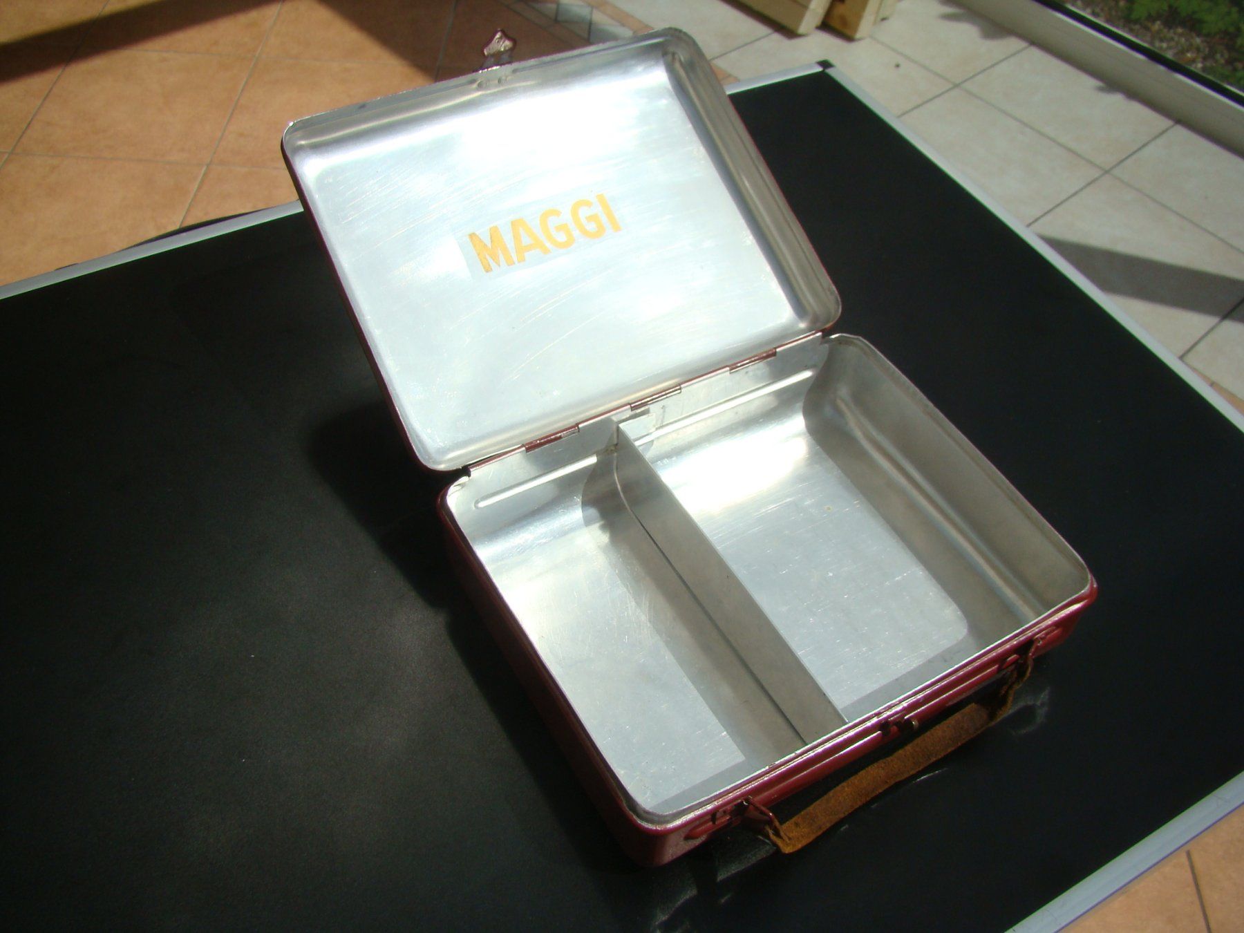 Tutte le decorazioni: alte wunderschöne  MAGGI Blechdose in Form eines mini Koffer – Usato da Walzenhausen venduto da Vanquish711 8