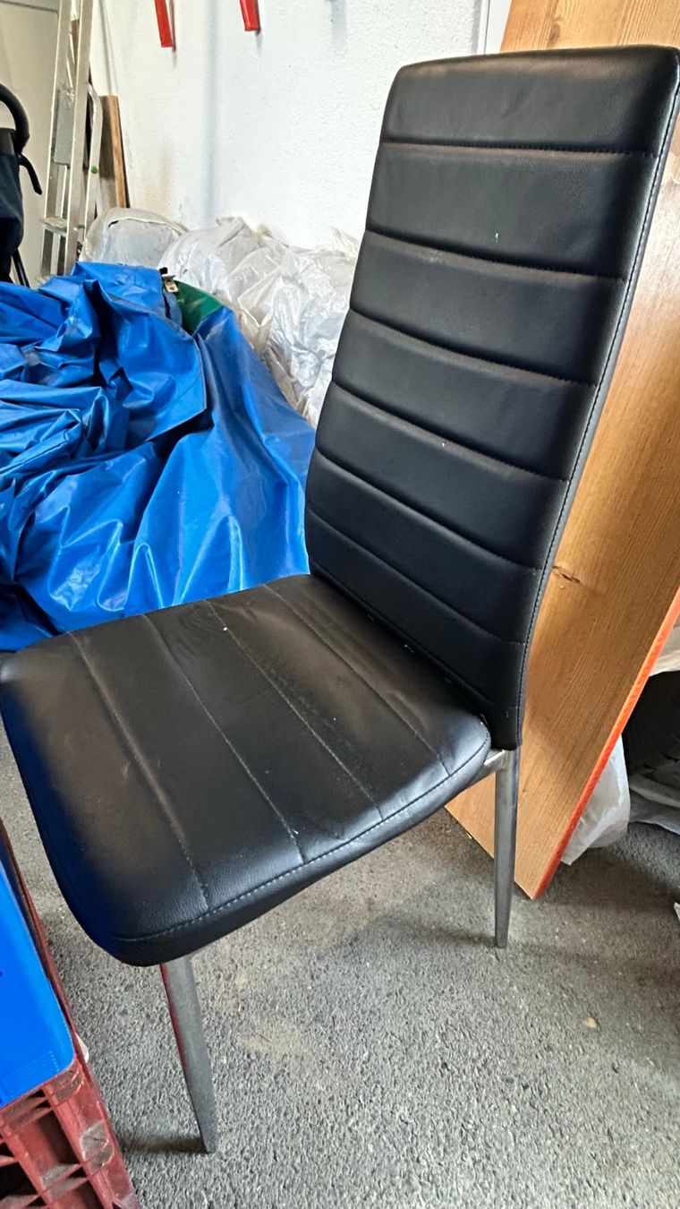 Stühle: 2 Chaises élégantes en similcuir noir, structure en métal – Gebraucht aus Delley von MozzaUser 1
