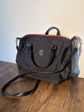 Schwarze Tommy Hilfiger Handtasche - Ideal für Herbst!