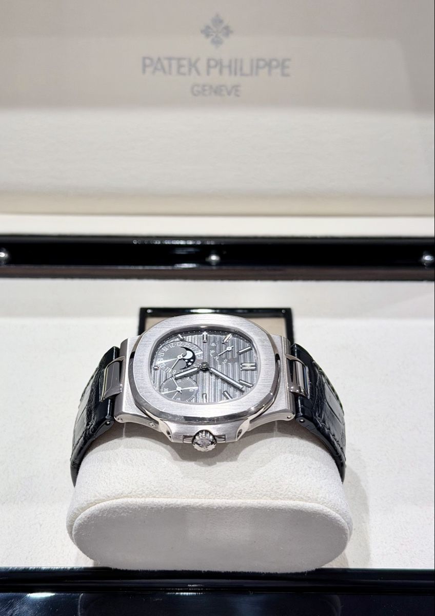 Patek Philippe Orologi: Patek Philippe 5712 Moonphase 18K Whitegold – Usato da Zürich venduto da WATCHROOM 6