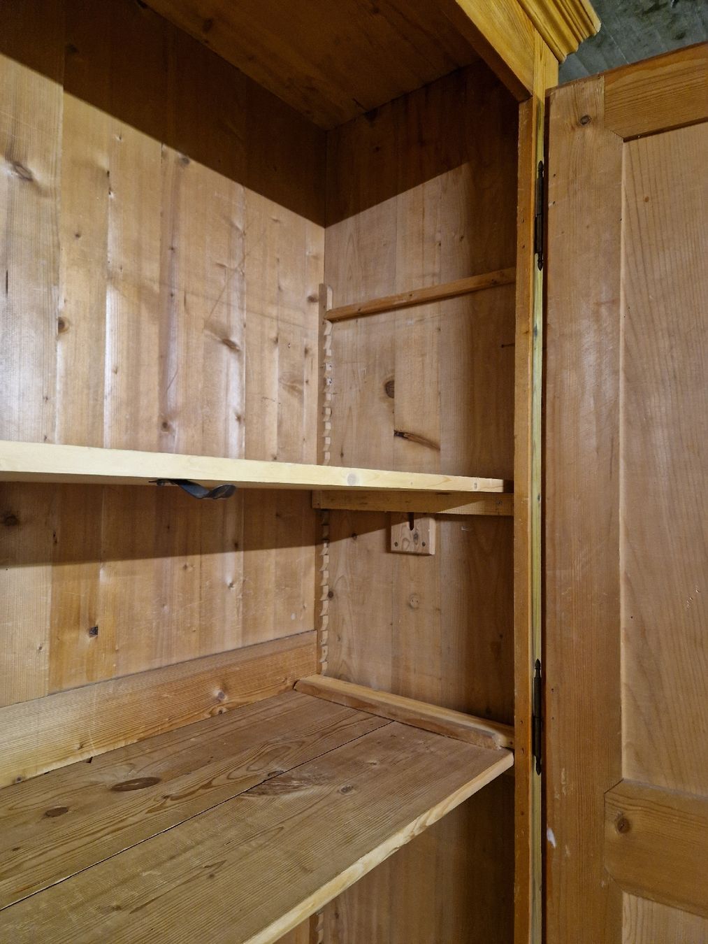 Armadi: Grande armoire Fribourgeoise – Usato da Rueyres-Treyfayes venduto da EmileP8992 4