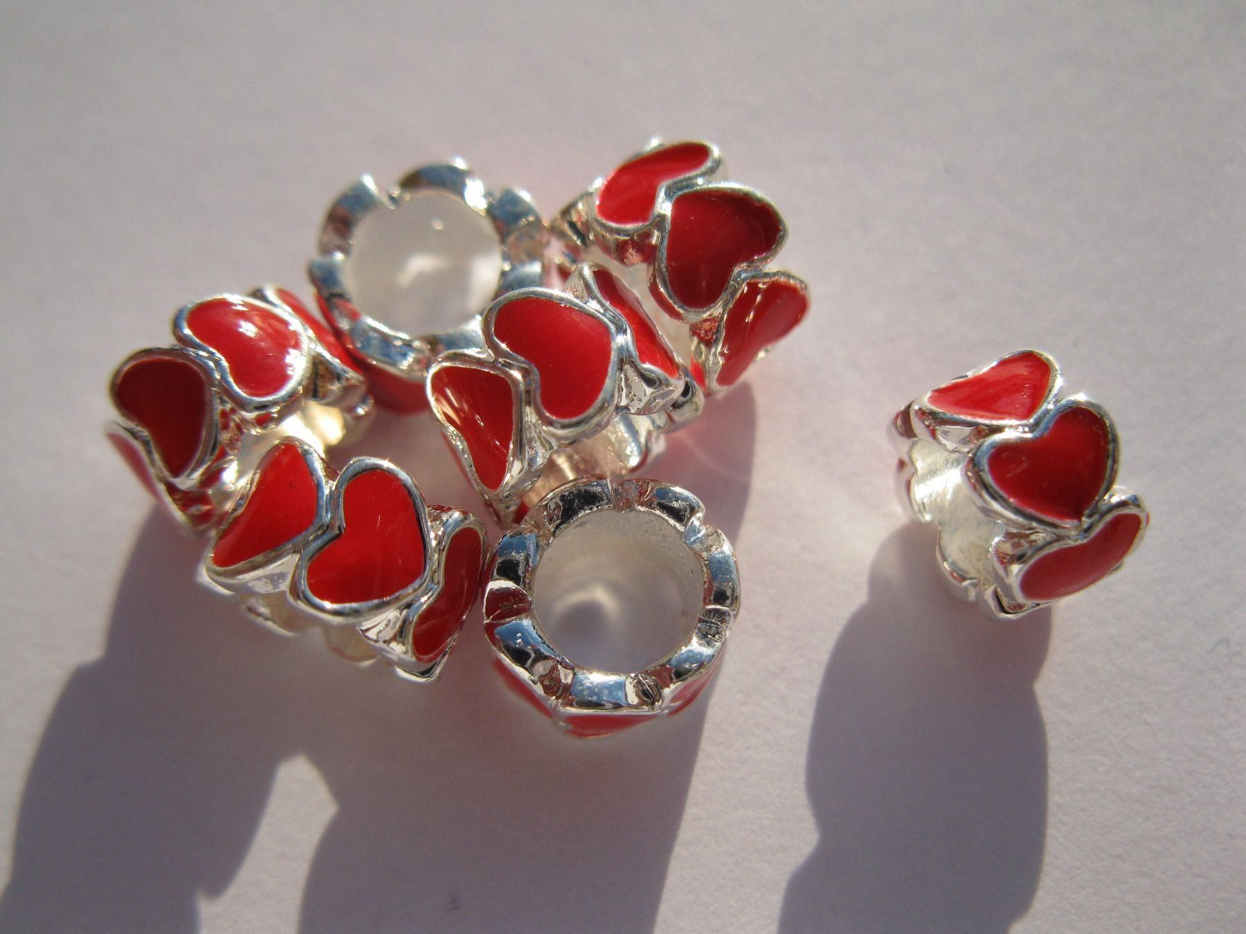 Perle (finte): 2 Metallperlen, Beads, Grosslochperle Herz, rot emailliert – Nuovo e nell'imballaggio originale da St. Margarethen TG venduto da LuanaKa 1