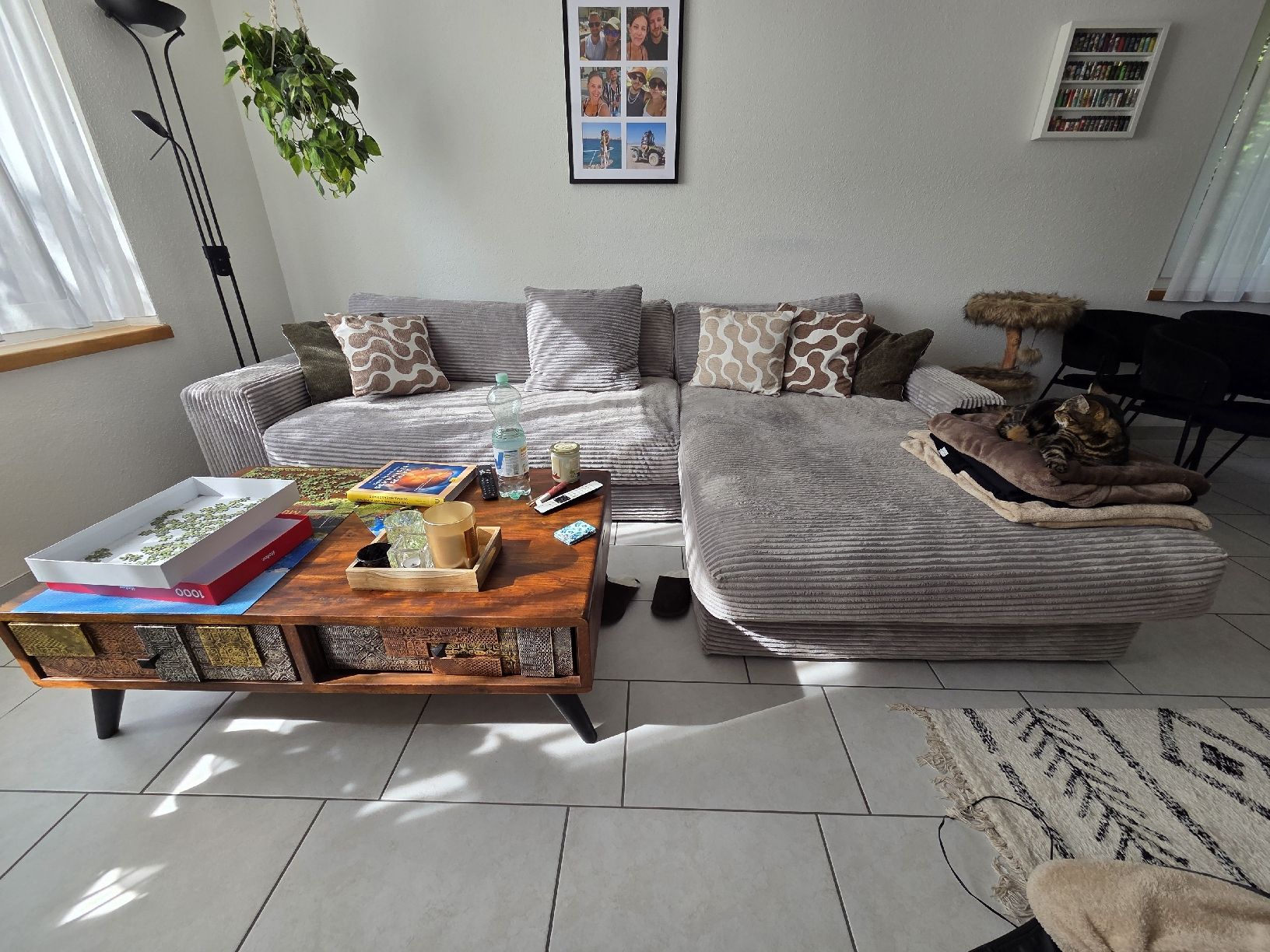 Conforama Sofas: Ecksofa Cordstoff hellgrau mit Recamiere rechts  – D'occasion à Riniken par widmersteffi 5