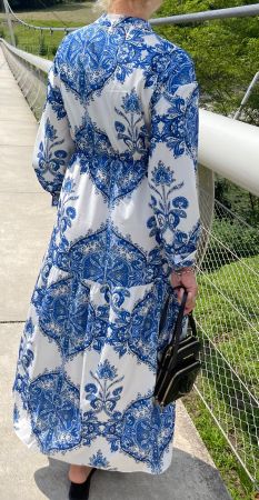 Chic e Elegante abito estivo lungo a fantasia blu e bianco