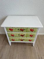 Vintage Landhaus Nachttisch-Kommode mit Herzmotiv