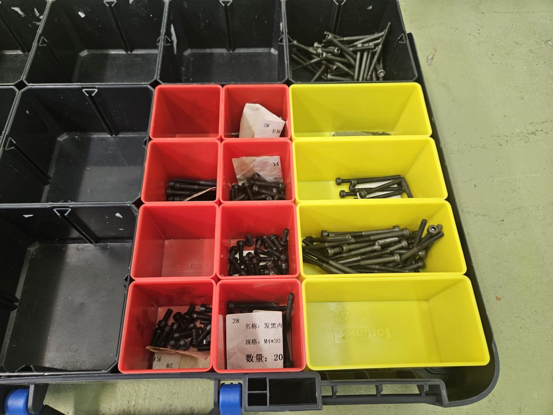 Sortimo Tutti gli attrezzi: Sortimo TBOXX mit M4 Schrauben – Usato da Winterthur venduto da Moineau_Mechanics 2