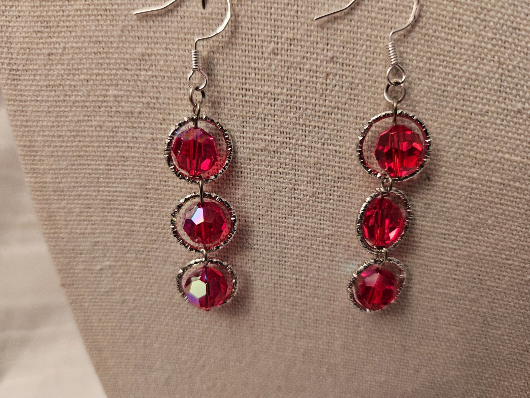 Orecchini pendenti & Orecchini a lobo: Ohrringe aus Swarovski Perlen Light Siam – Nuovo (secondo la descrizione) da Dietikon venduto da Eleda 1
