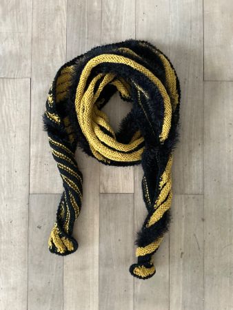 Schultertuch / Schal schwarz mit ocker, gestrickt, warm, neu