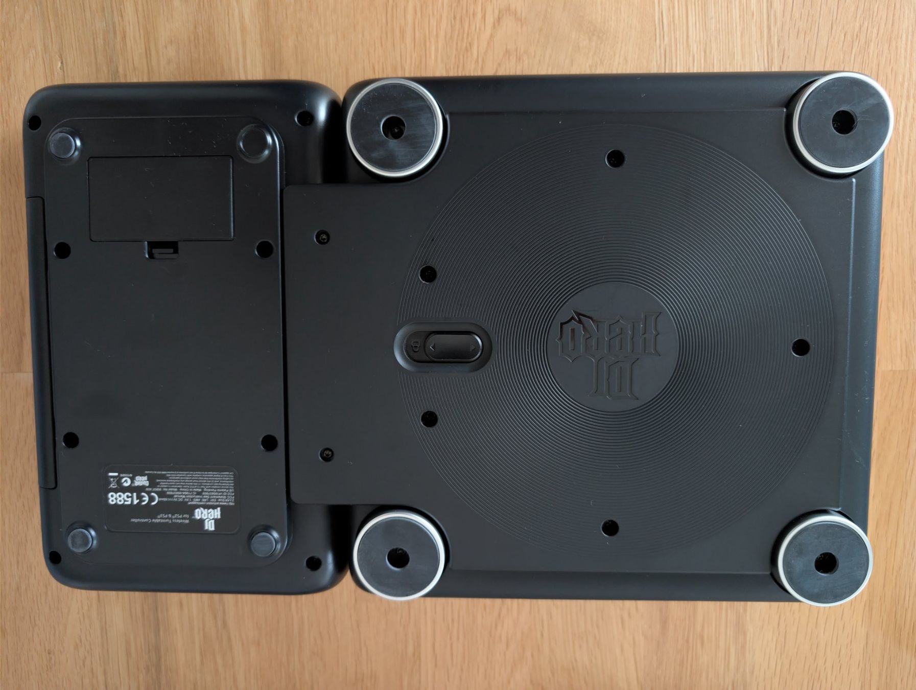 Spiele: DJ Hero Bundle (inkl. 2x Turntable-Controller) ab CHF 1.00!! – Gebraucht aus Langnau i.E. von Little_JoeY 1