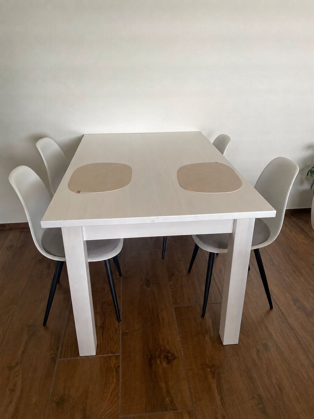Set di tavolo e panche: Tisch mit 4 Stühlen, neuwertig – Usato da Rudolfstetten venduto da sar_qsc8
