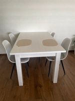 Tisch mit 4 Stühlen, neuwertig