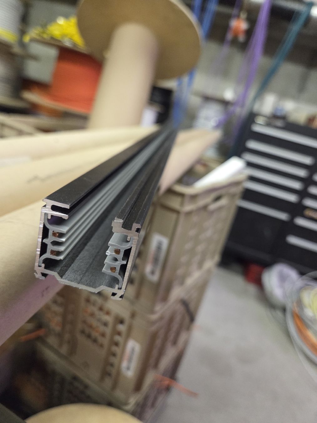 Lampes: LKM 3-Phasen Stromschiene schwarz 2000mm IVELA – Neuf avec emballage d'origine à Zürich par eymen20 3