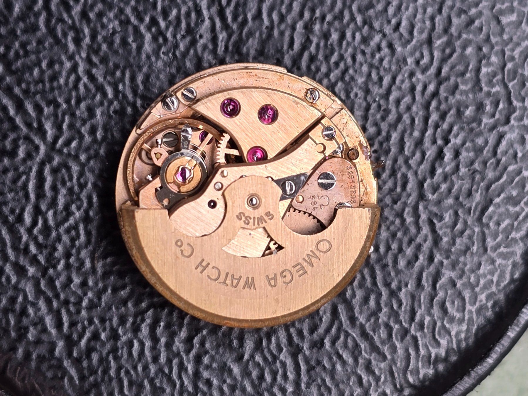 Omega Montres: Mouvement Omega 684 pour pièces. – Défectueux à Tramelan par Nirdan 1